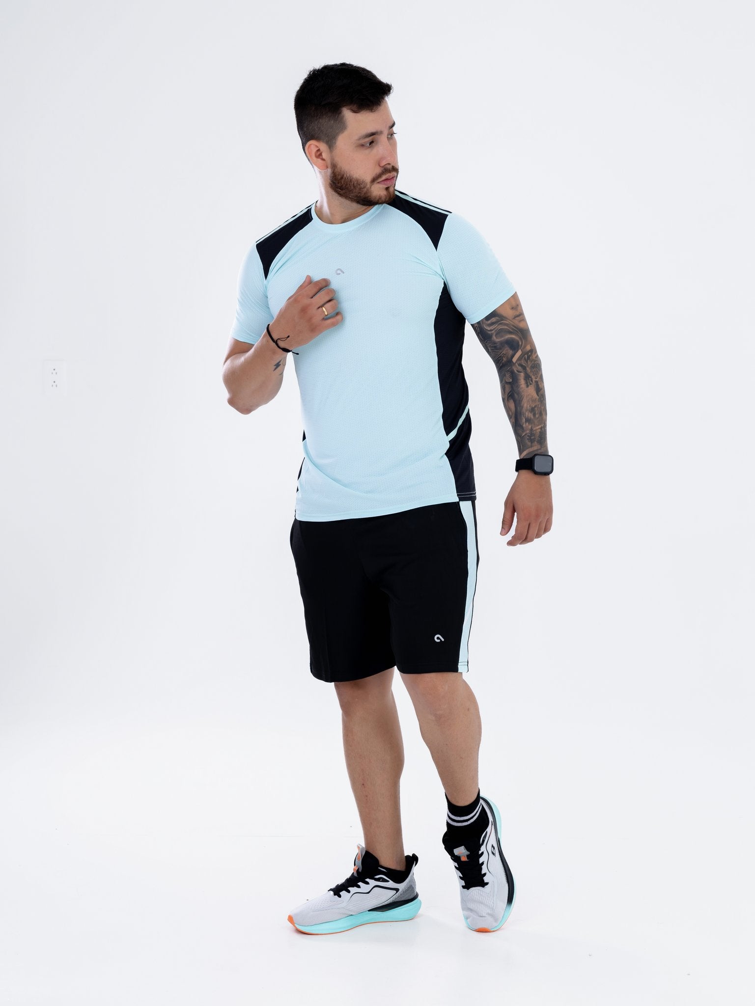 Camiseta Técnica Azul Cielo con Bloques Negros