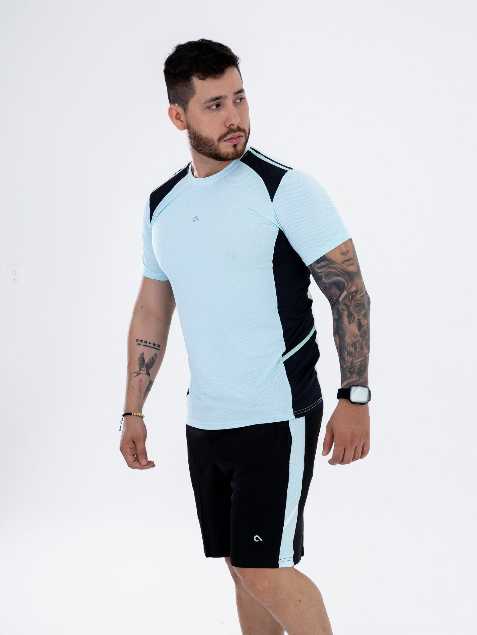 Camiseta Técnica Azul Cielo con Bloques Negros
