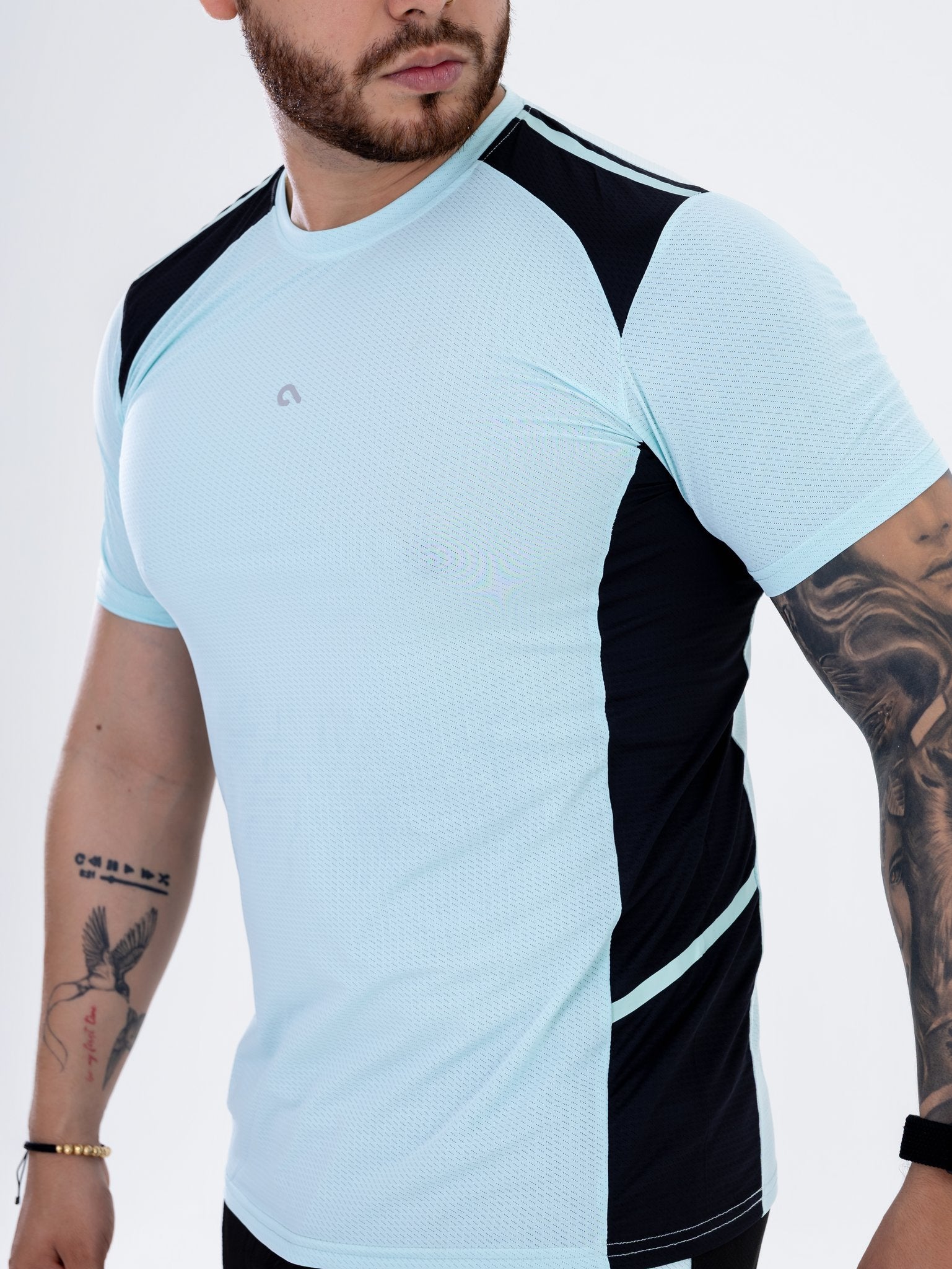 Camiseta Técnica Azul Cielo con Bloques Negros