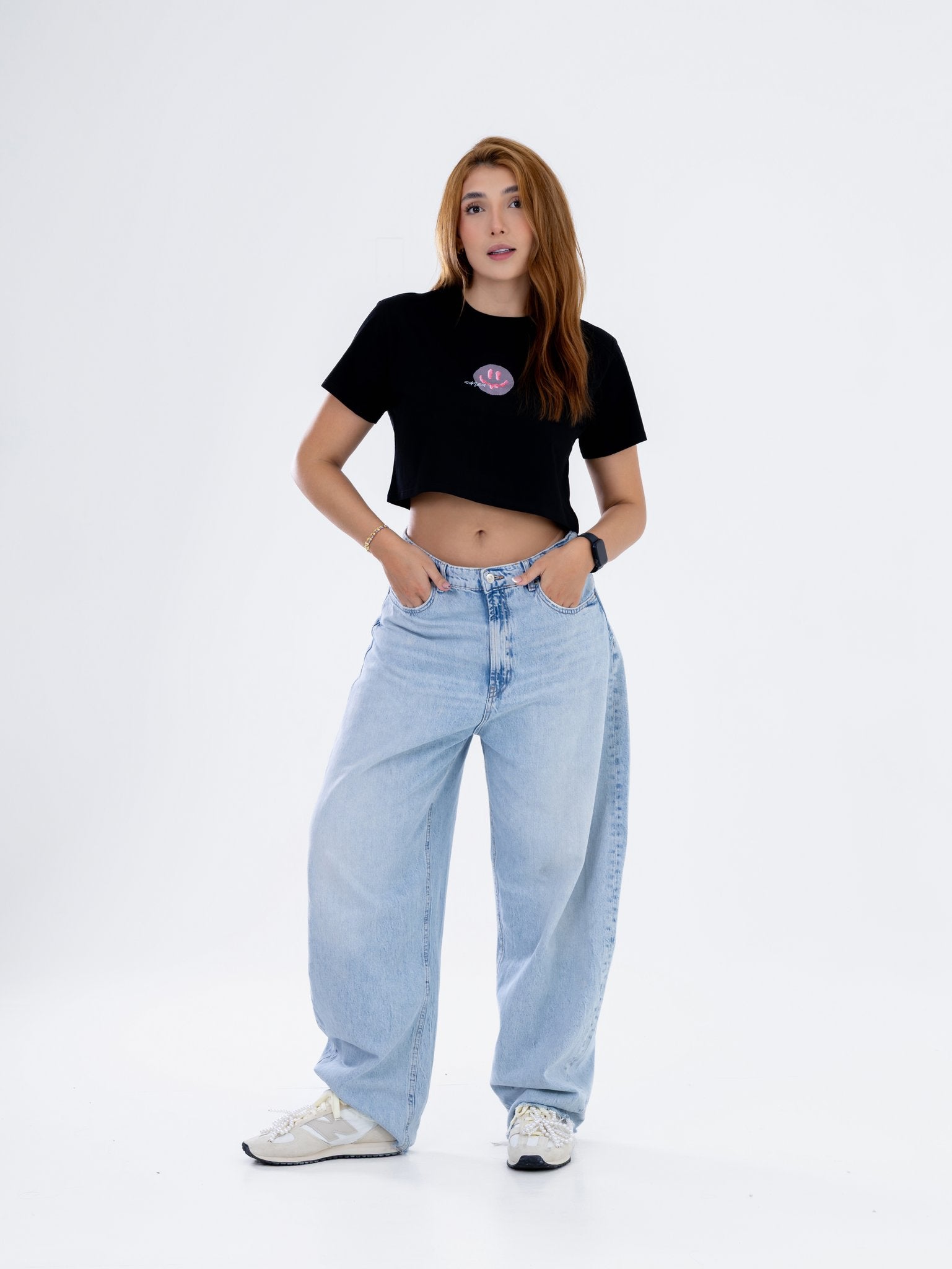 Camiseta Crop Negra con Carita Feliz