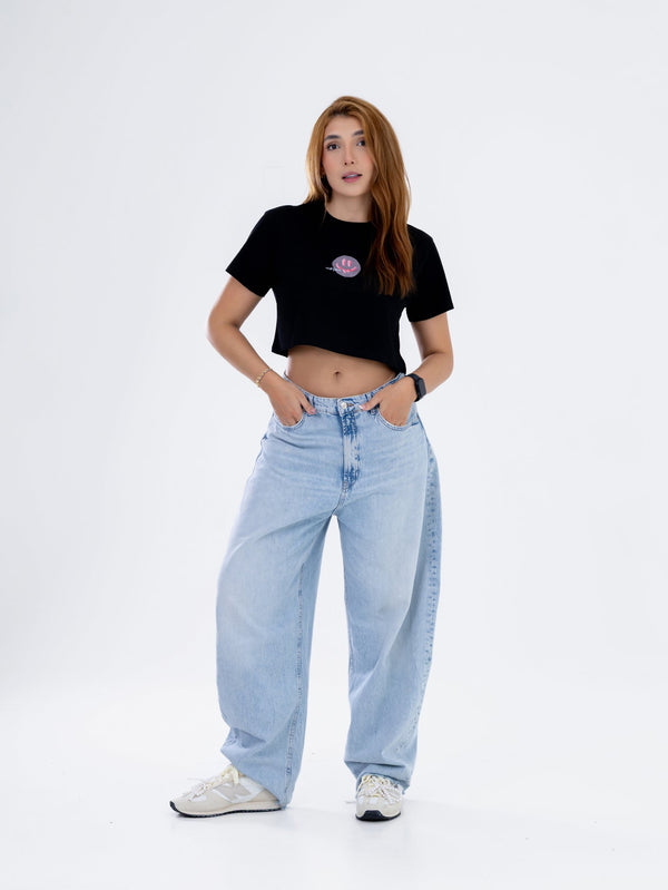 Camiseta Crop Negra con Carita Feliz