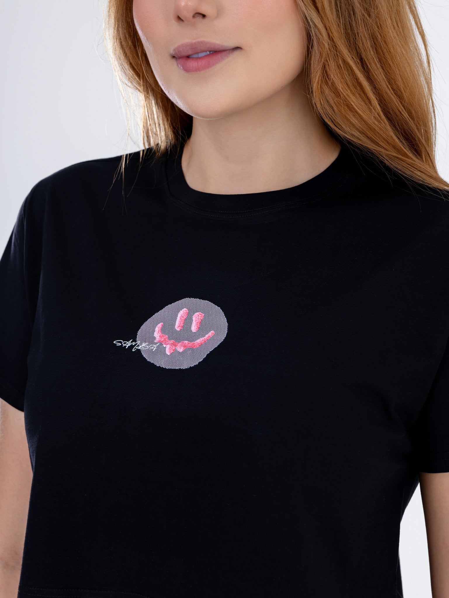 Camiseta Crop Negra con Carita Feliz