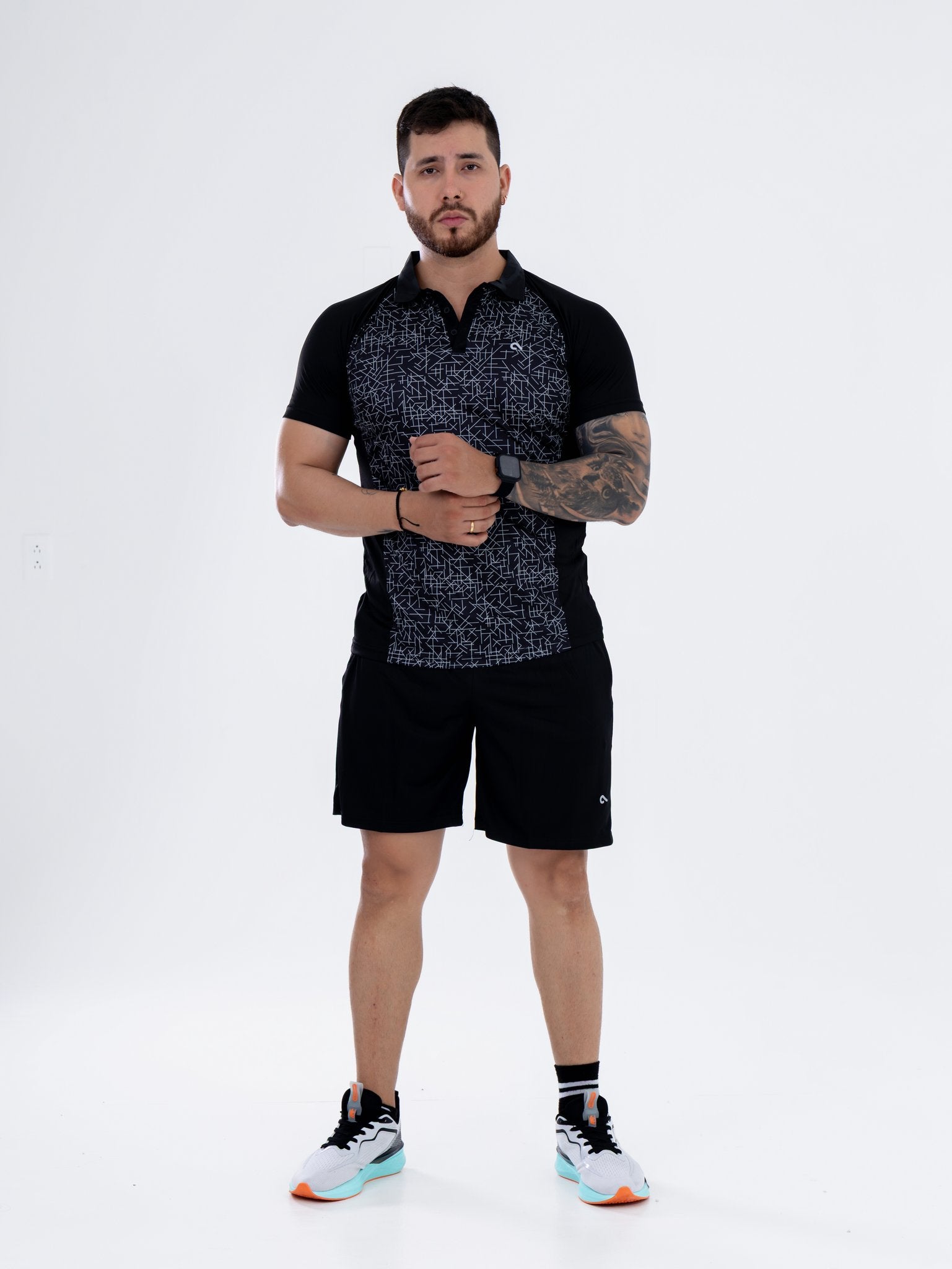 Conjunto Polo y Pantaloneta Negro con Estampado Geométrico