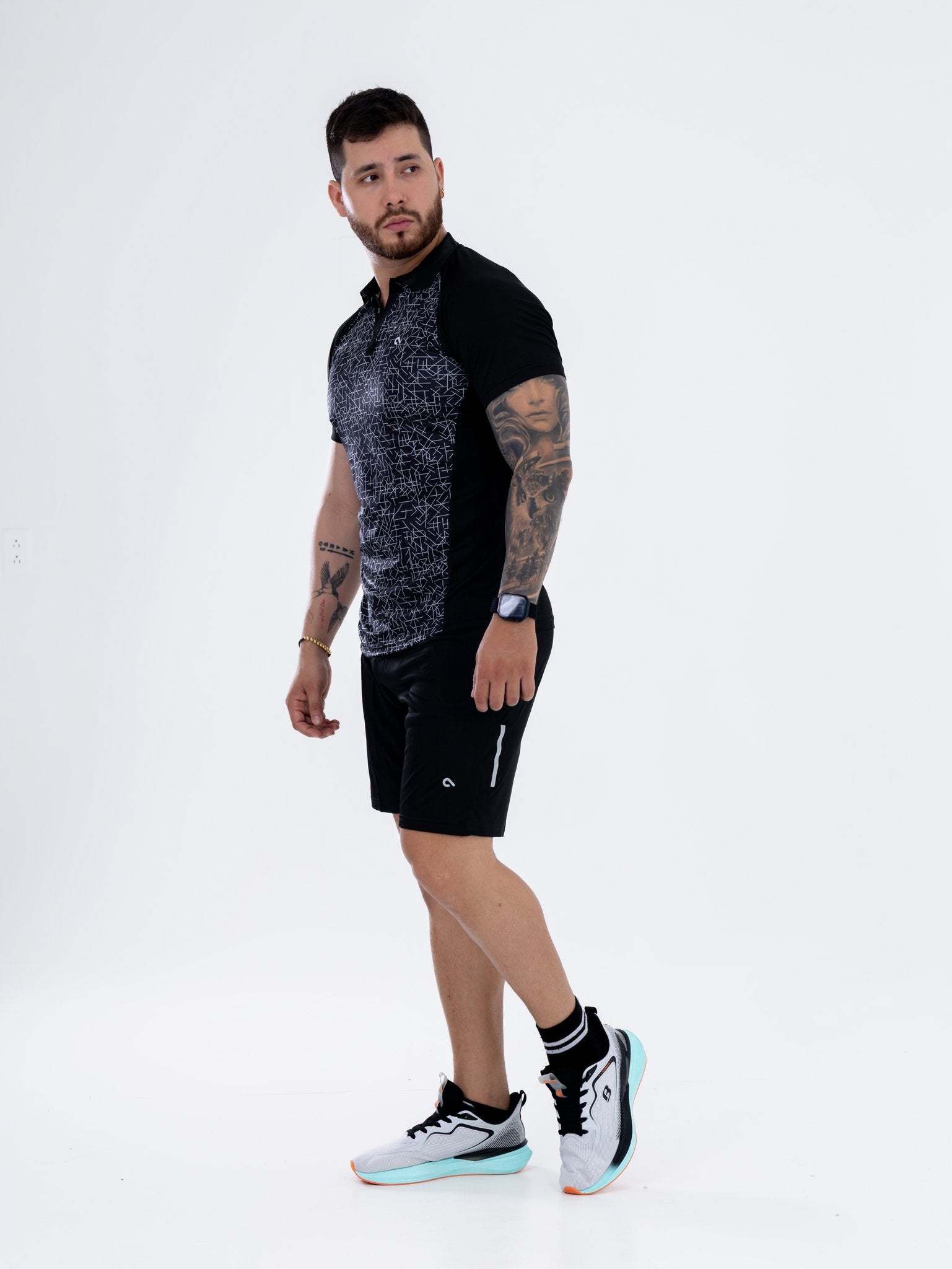 Conjunto Polo y Pantaloneta Negro con Estampado Geométrico