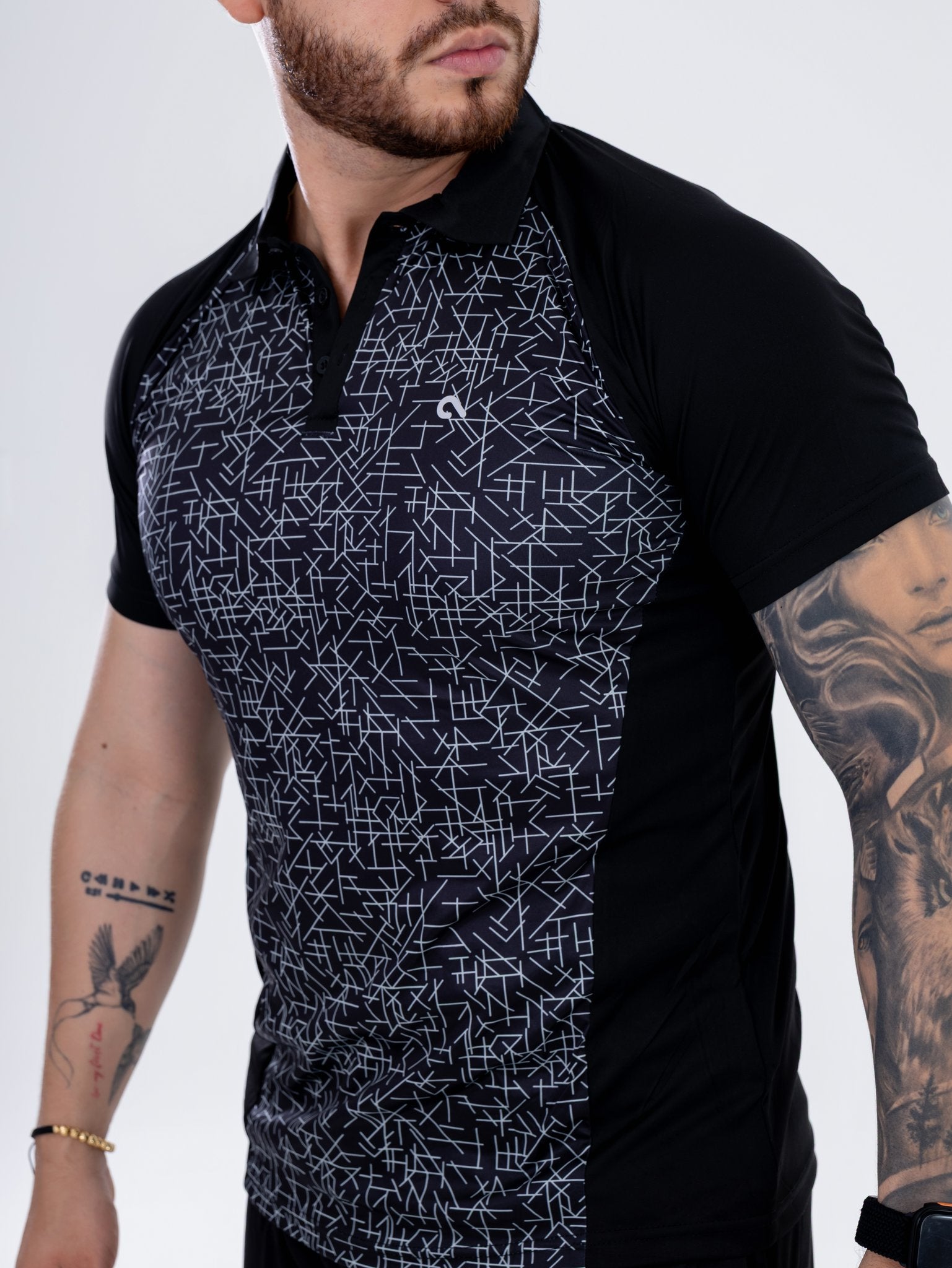 Conjunto Polo y Pantaloneta Negro con Estampado Geométrico