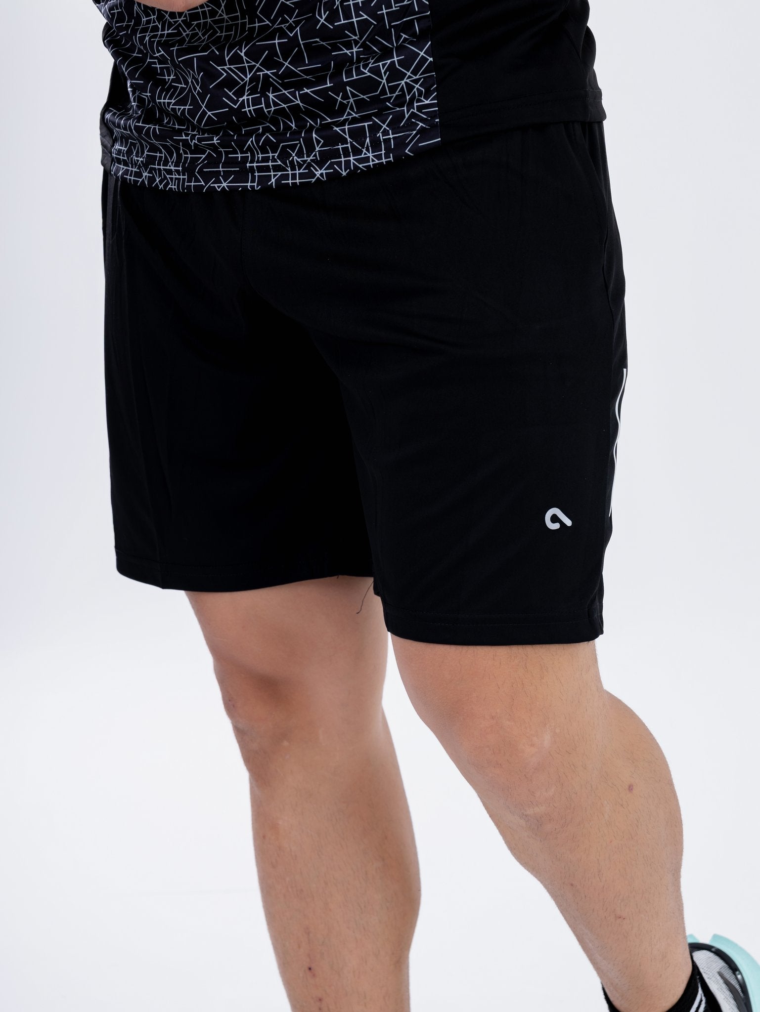 Conjunto Polo y Pantaloneta Negro con Estampado Geométrico