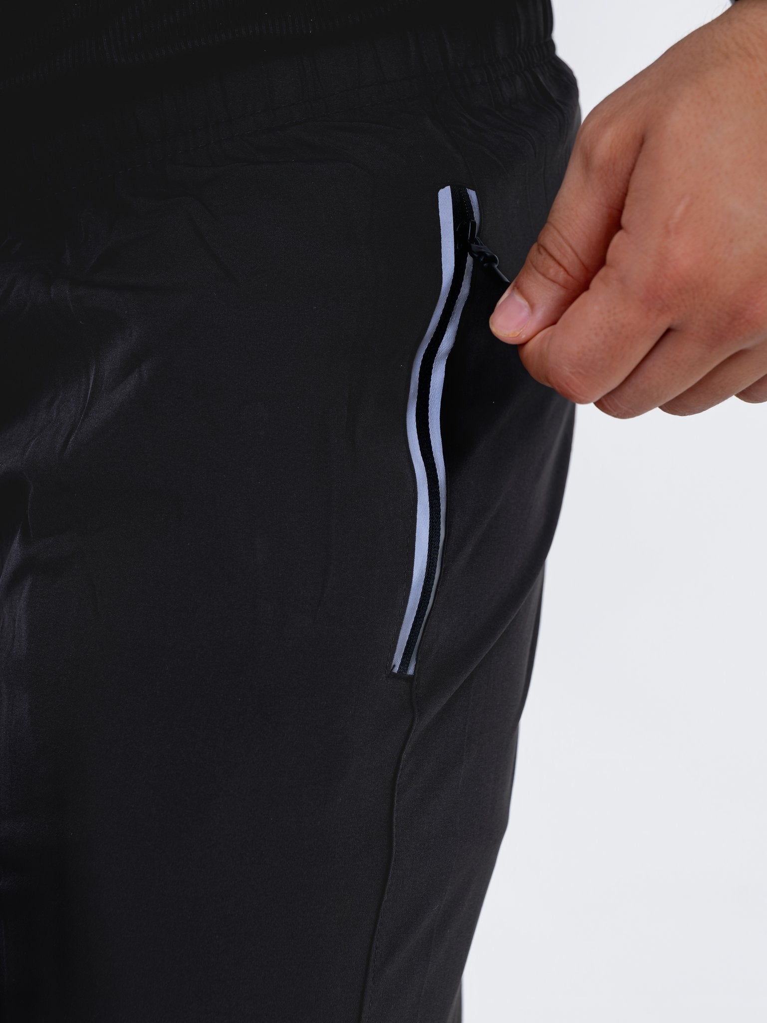 Short Negro con Bolsillo en Cremallera Reflectiva