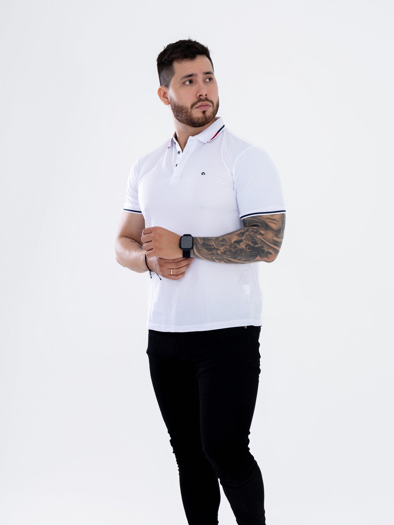 Polo Blanco con Vivos Azul y Rojo