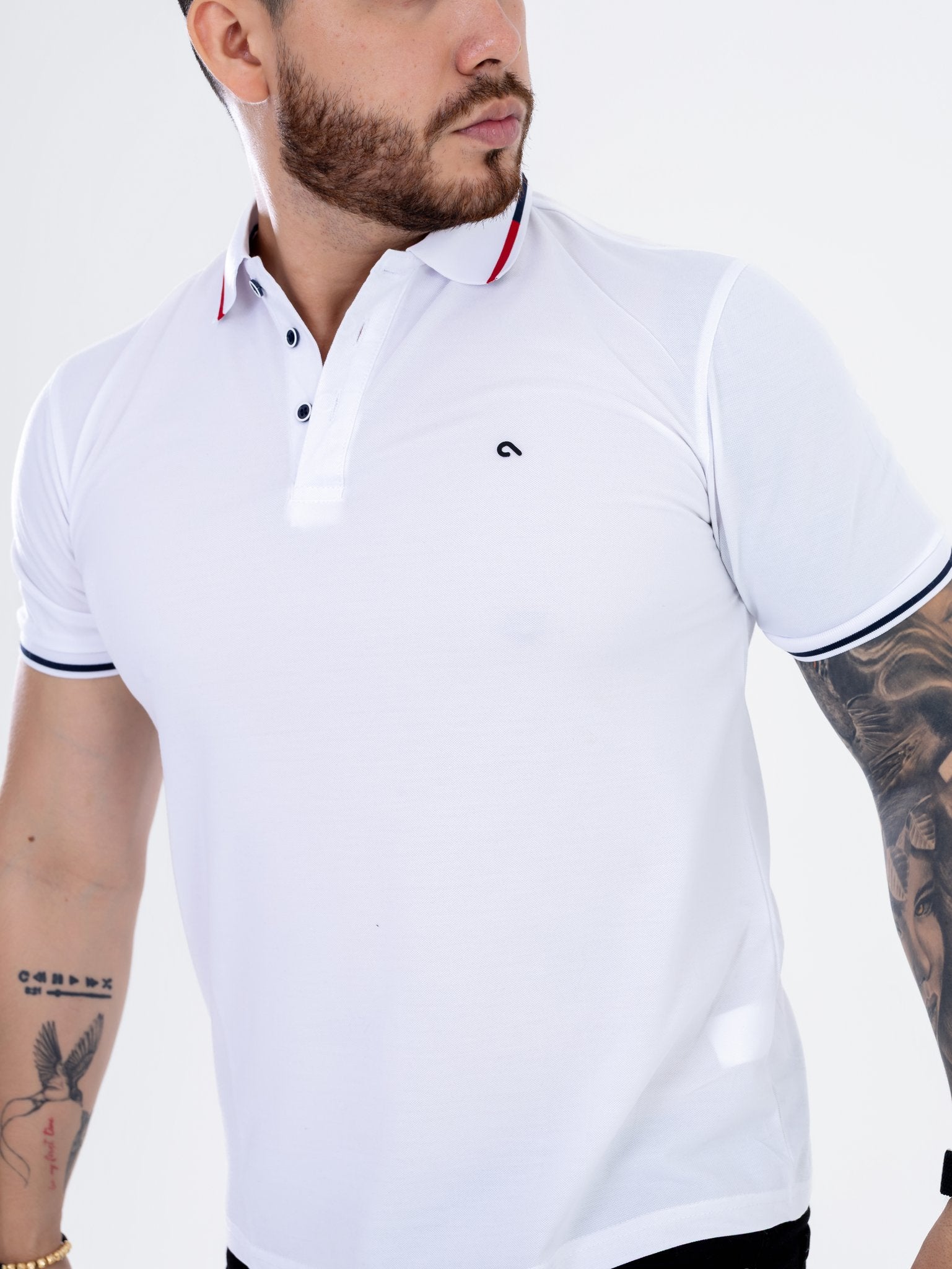 Polo Blanco con Vivos Azul y Rojo