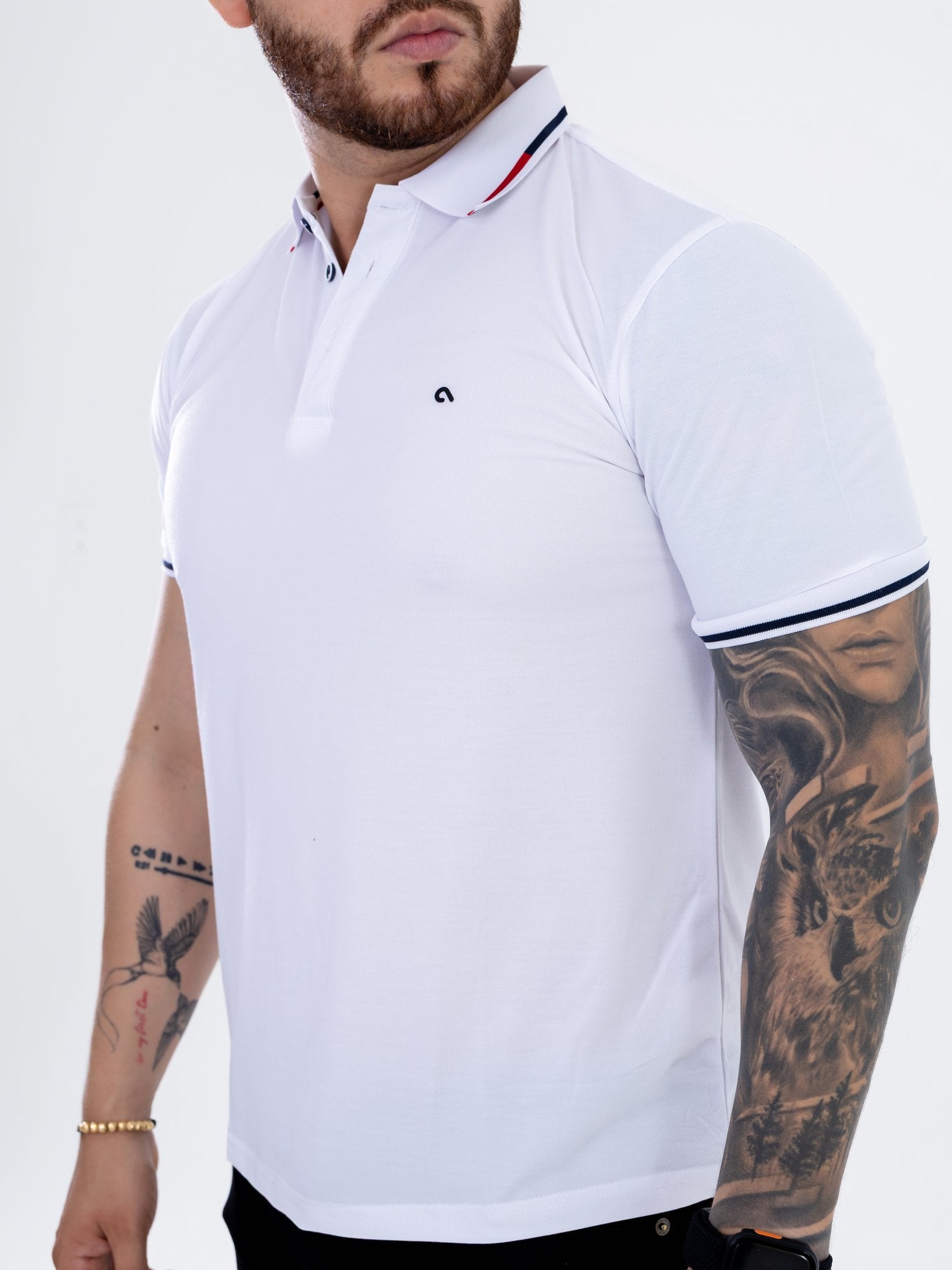 Polo Blanco con Vivos Azul y Rojo