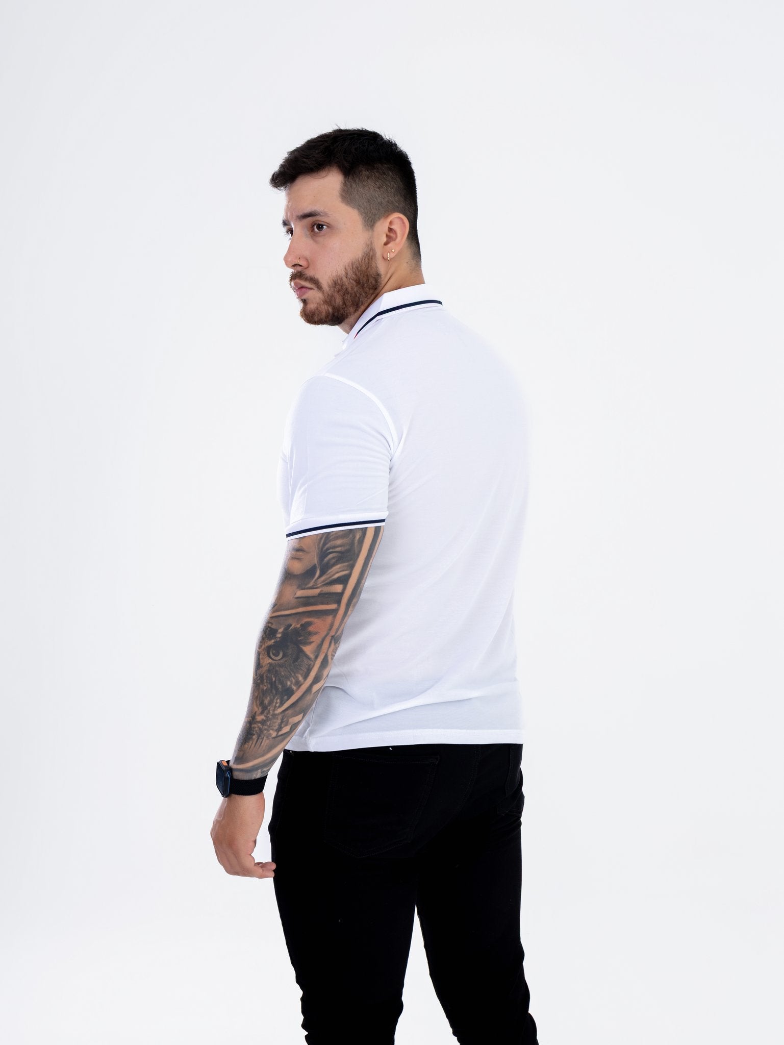 Polo Blanco con Vivos Azul y Rojo